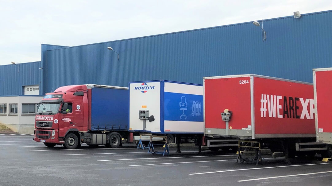 Logistikunternehmer vor einer Halle