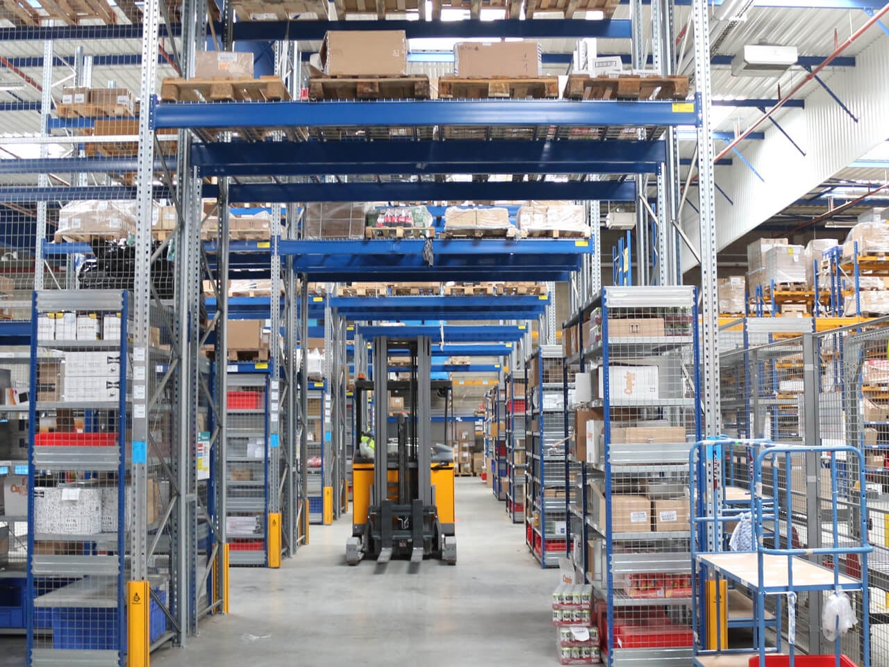 Palettenregal mit einer Durchfahrt für Flurförderzeuge