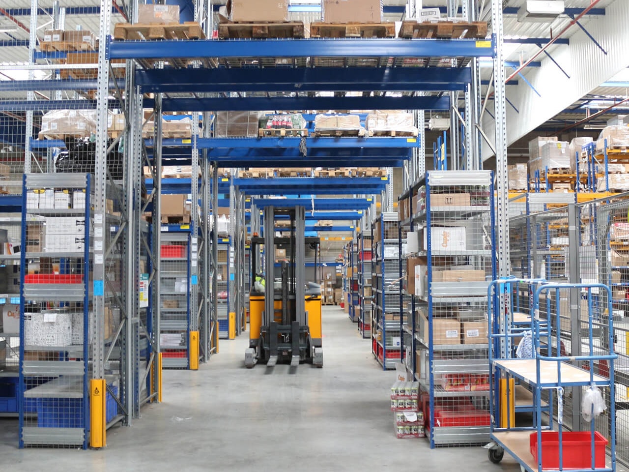Palettenregal mit einer Durchfahrt für Flurförderzeuge