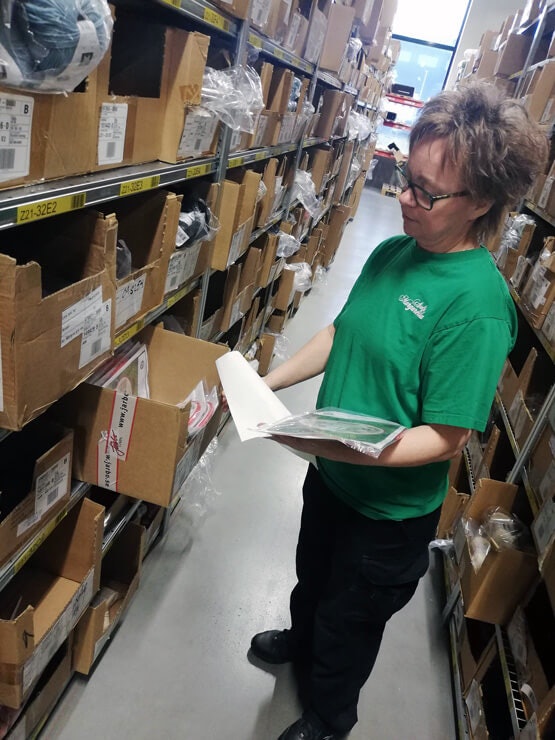 Eine Mitarbeiterin vor einem Fachbodenregal