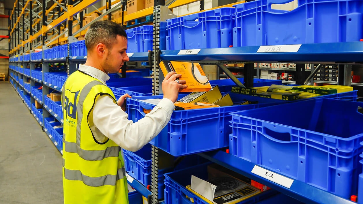 Rayonnages et bacs BITO en utilisation chez Autoparts Distribution Ltd Ein Mann vor einem Fachbodenregal