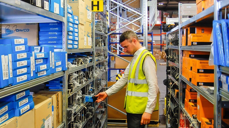 Ein Mann vor einem Fachbodenregal