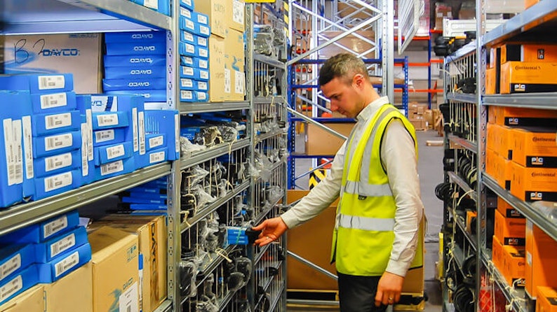 Ein Mann vor einem Fachbodenregal