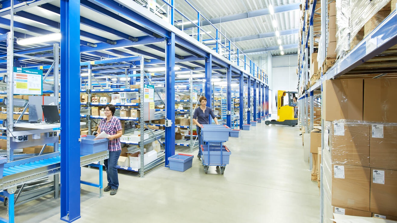 Mitarbeiter an Durchlaufregalen