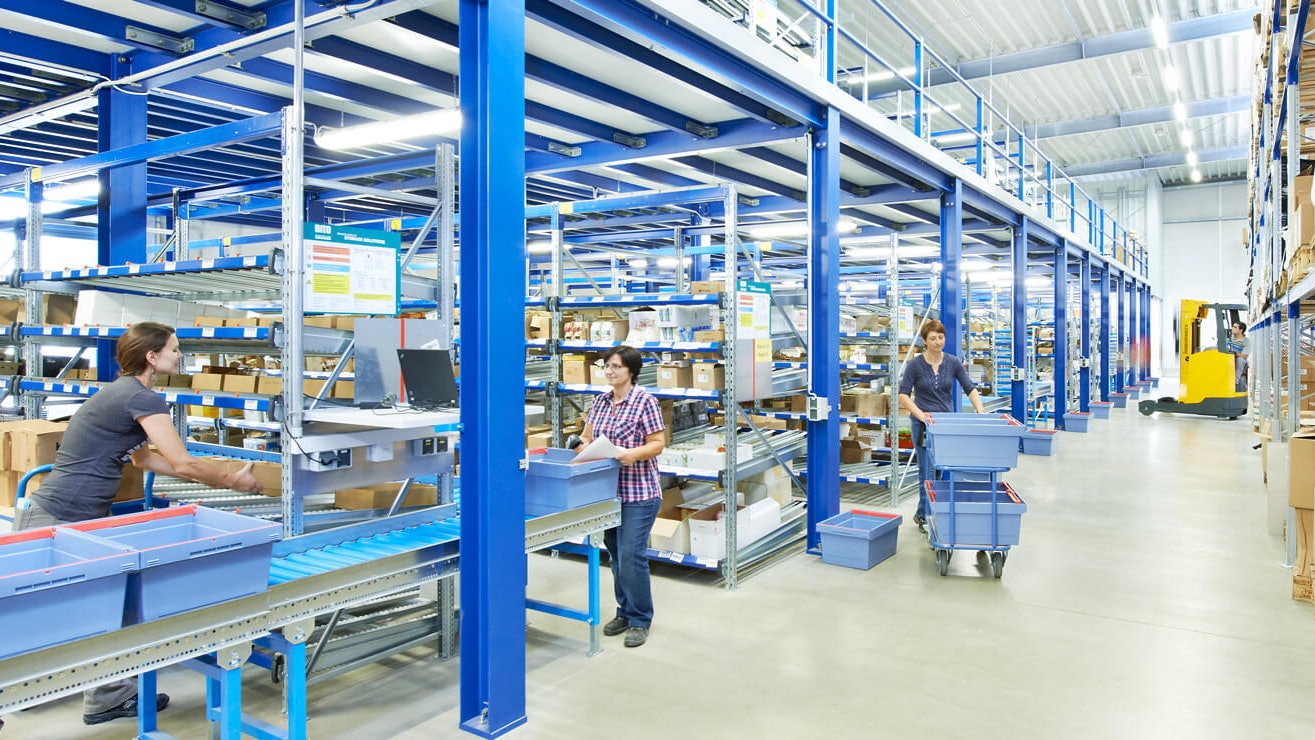 Mitarbeiter an Durchlaufregalen