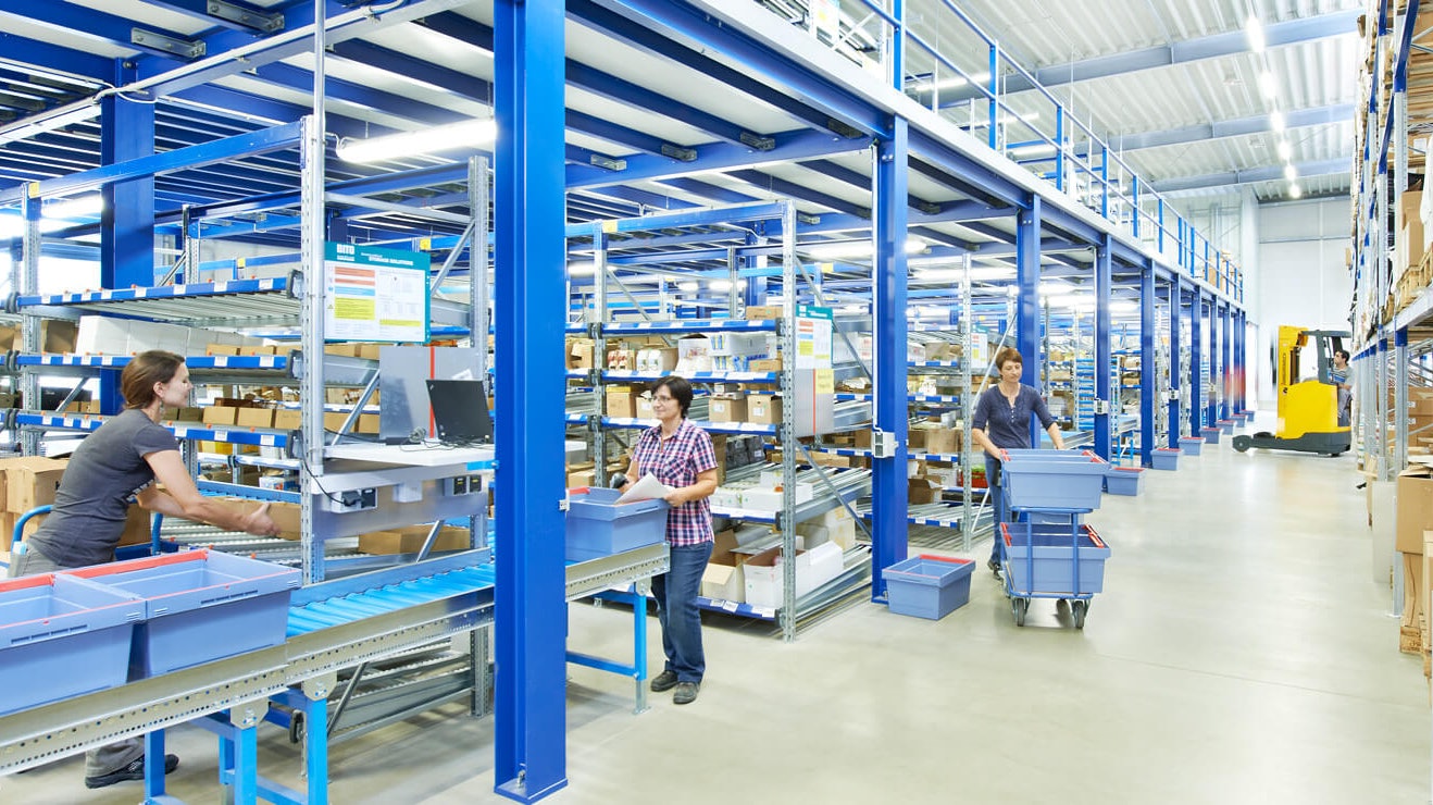 Mitarbeiter an Durchlaufregalen