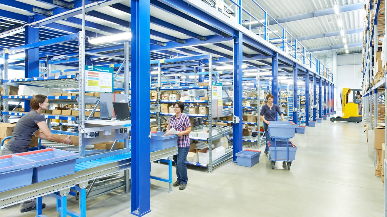 Mitarbeiter an Durchlaufregalen