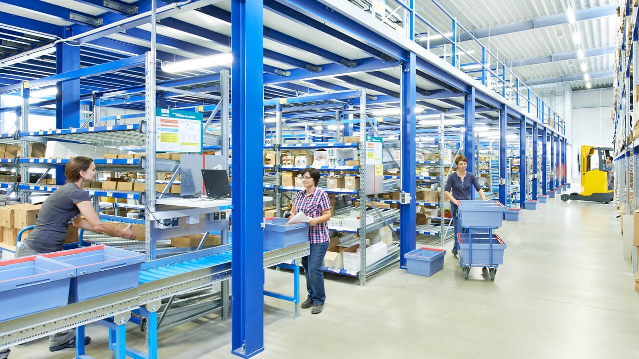 Mitarbeiter an Durchlaufregalen