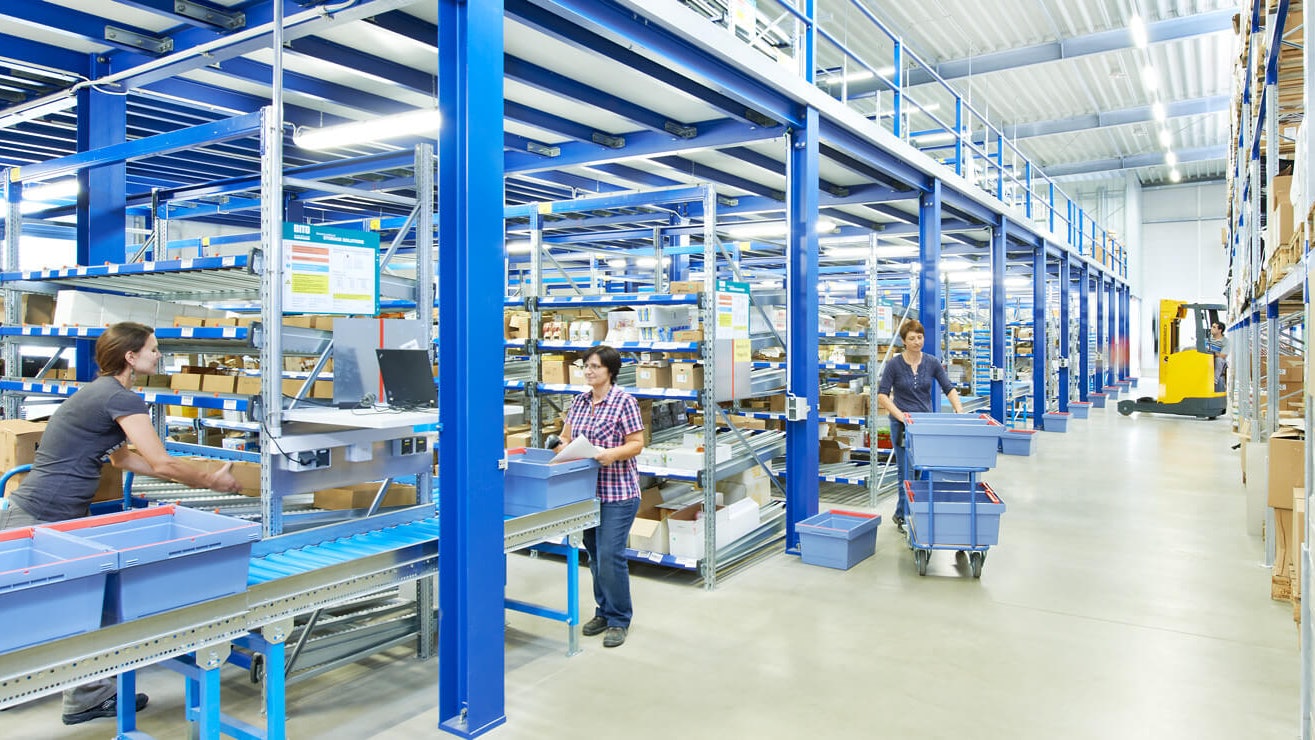 Mitarbeiter an Durchlaufregalen