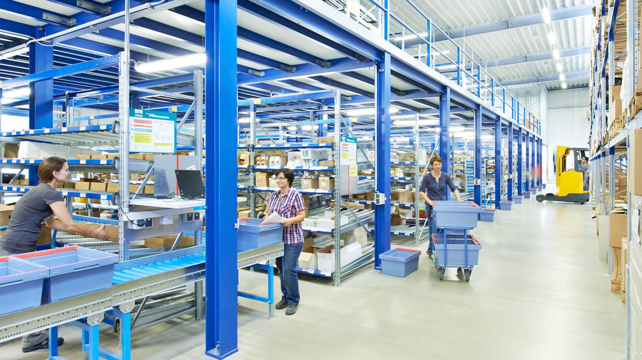 Mitarbeiter an Durchlaufregalen