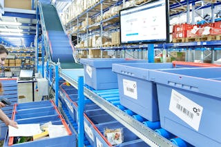 Mitarbeiterin an einer Rollenbahn