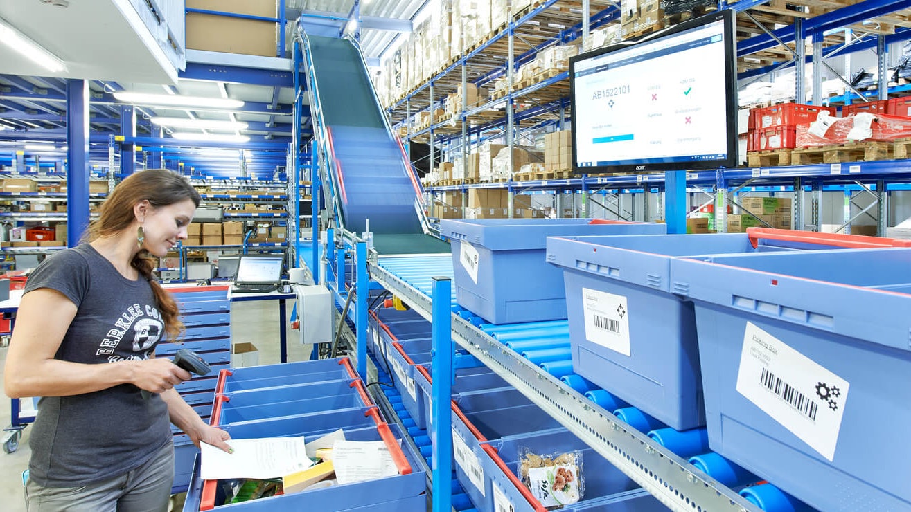 Mitarbeiterin an einer Rollenbahn