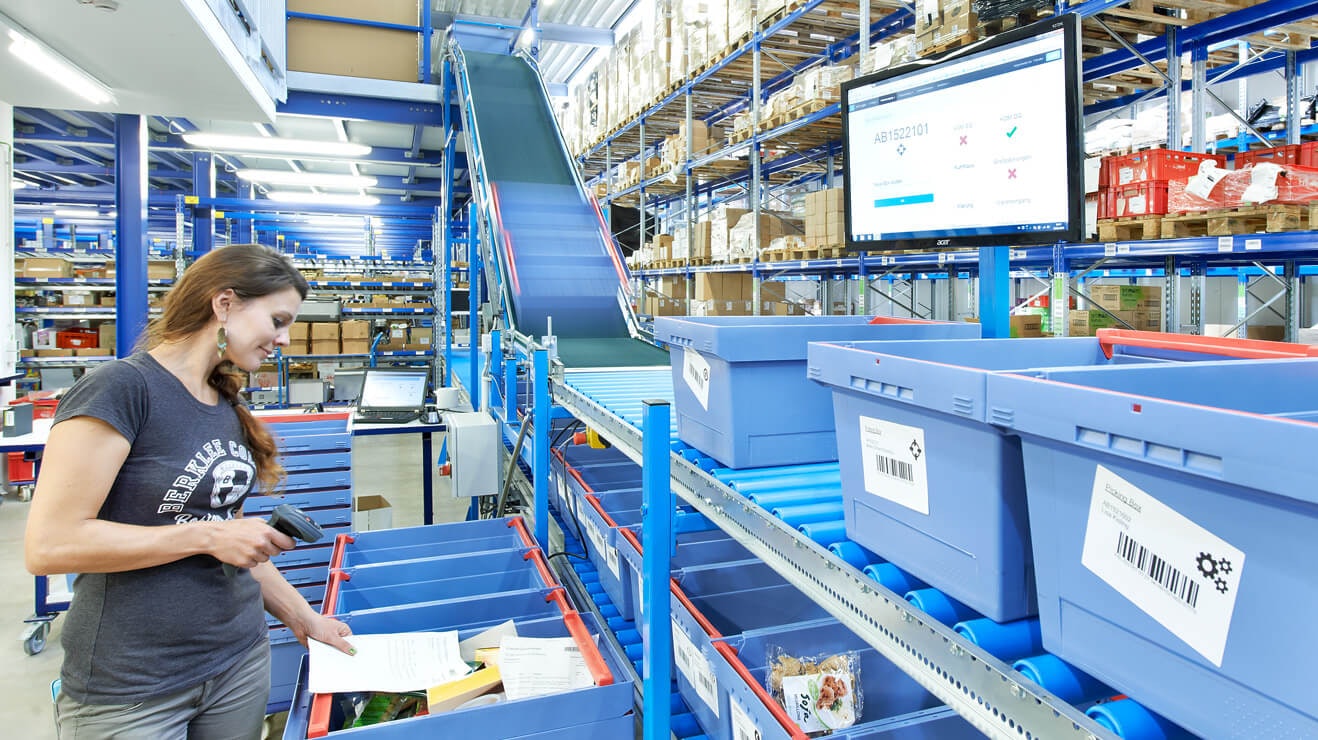 Mitarbeiterin an einer Rollenbahn