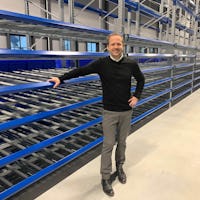 Ein Mann vor einem Stückgut-Durchlaufregal