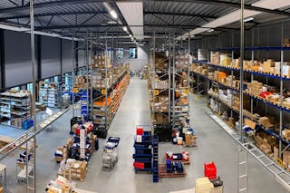 Lagerhalle mit unterschiedlichen Regalarten