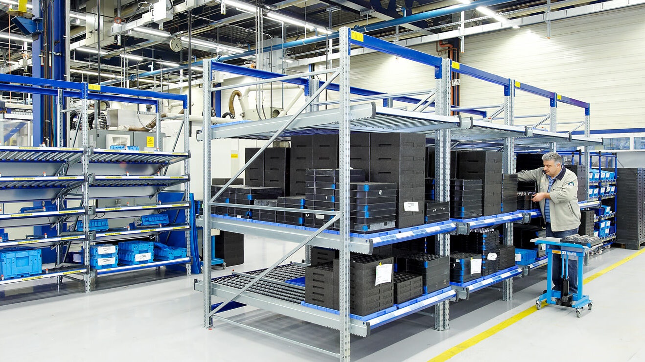 Ein Mann der ein Durchlaufregal einräumt