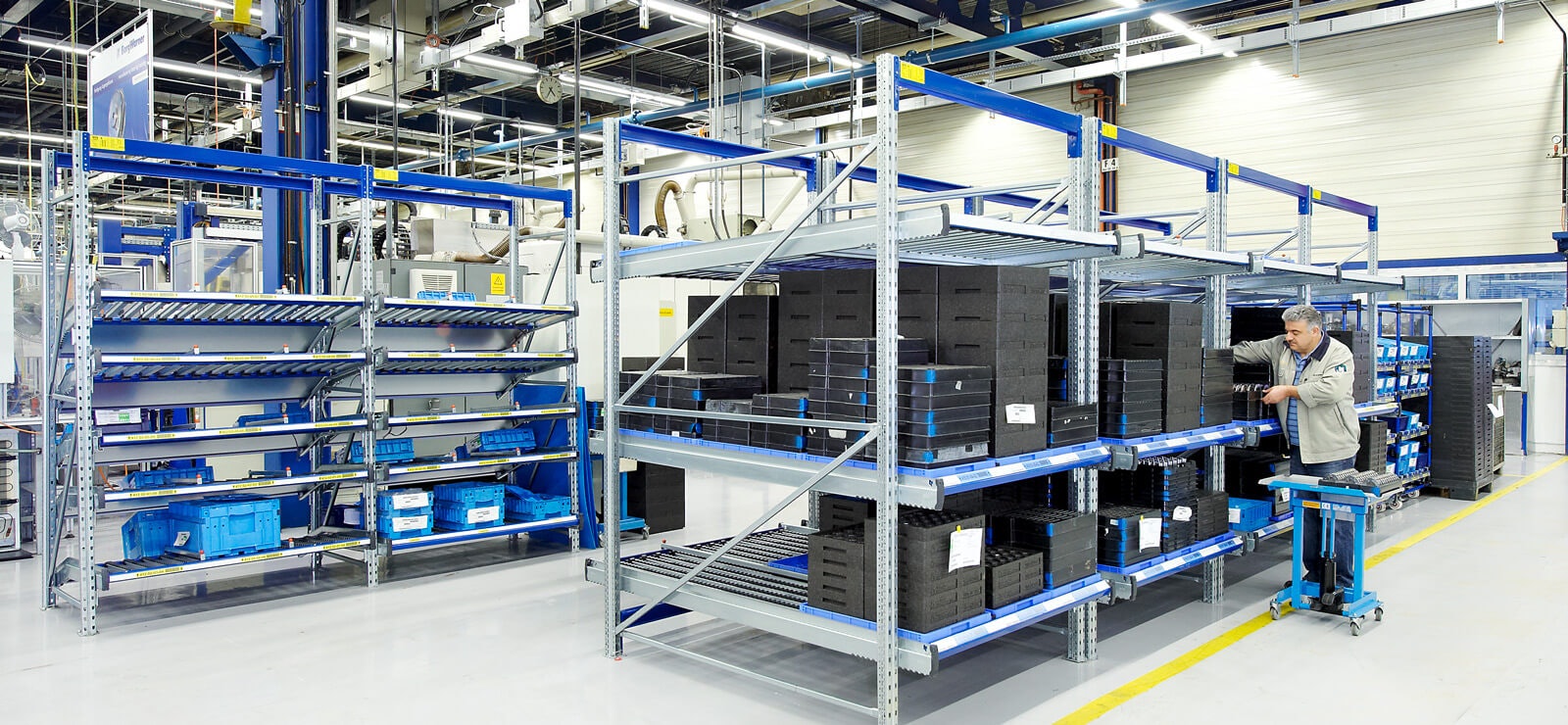 Ein Mann der ein Durchlaufregal einräumt