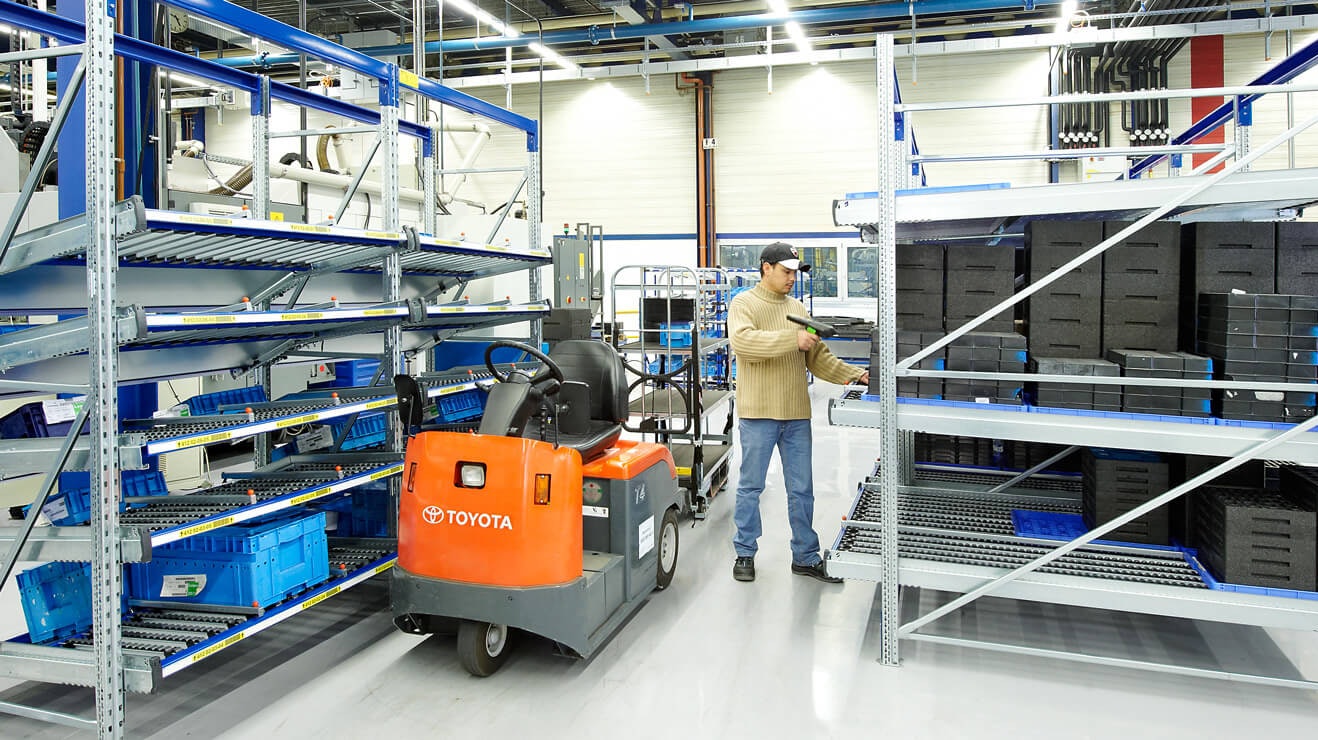 Ein Mann Scannt Ware in einem Durchlaufregal