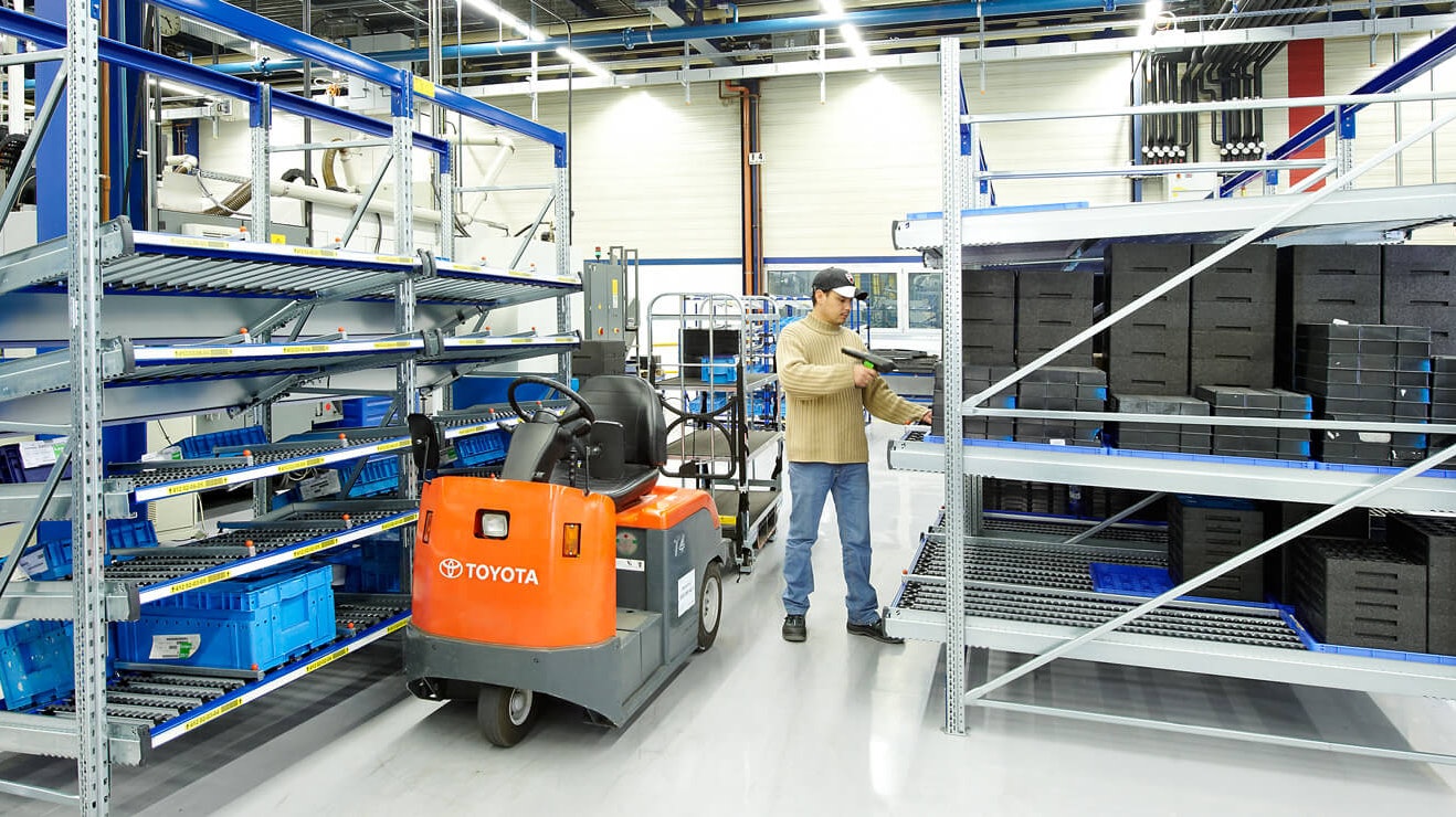 Ein Mann Scannt Ware in einem Durchlaufregal