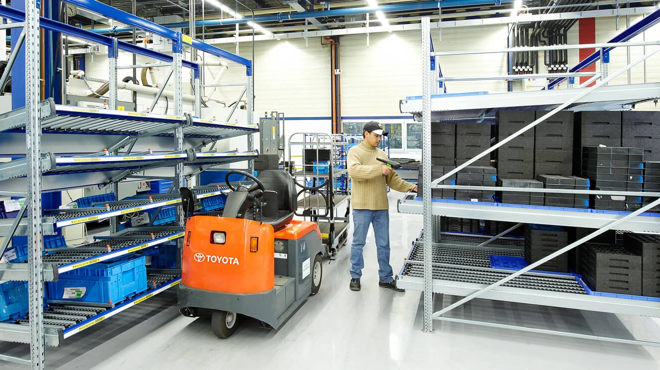 Ein Mann Scannt Ware in einem Durchlaufregal