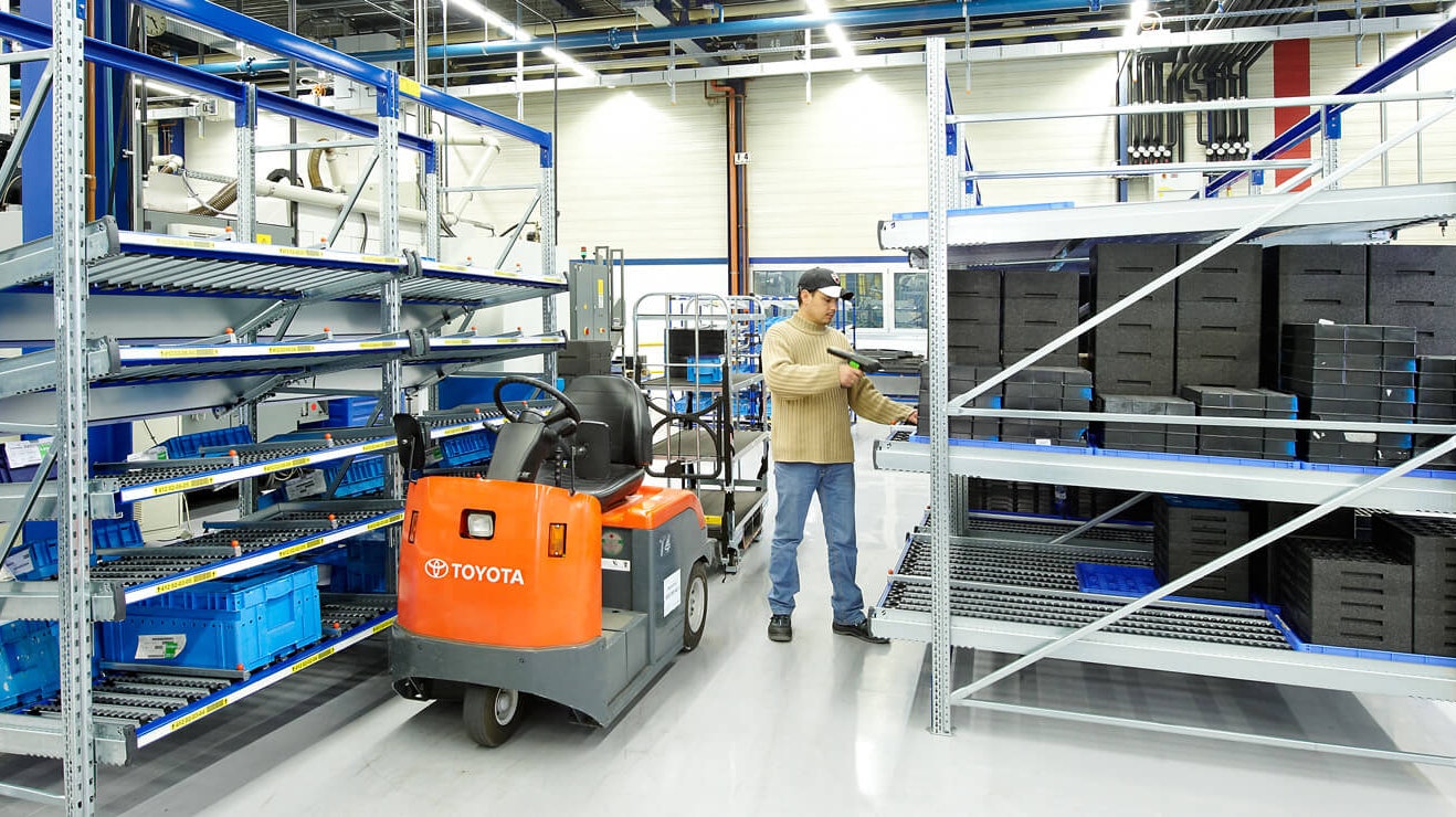 Ein Mann Scannt Ware in einem Durchlaufregal