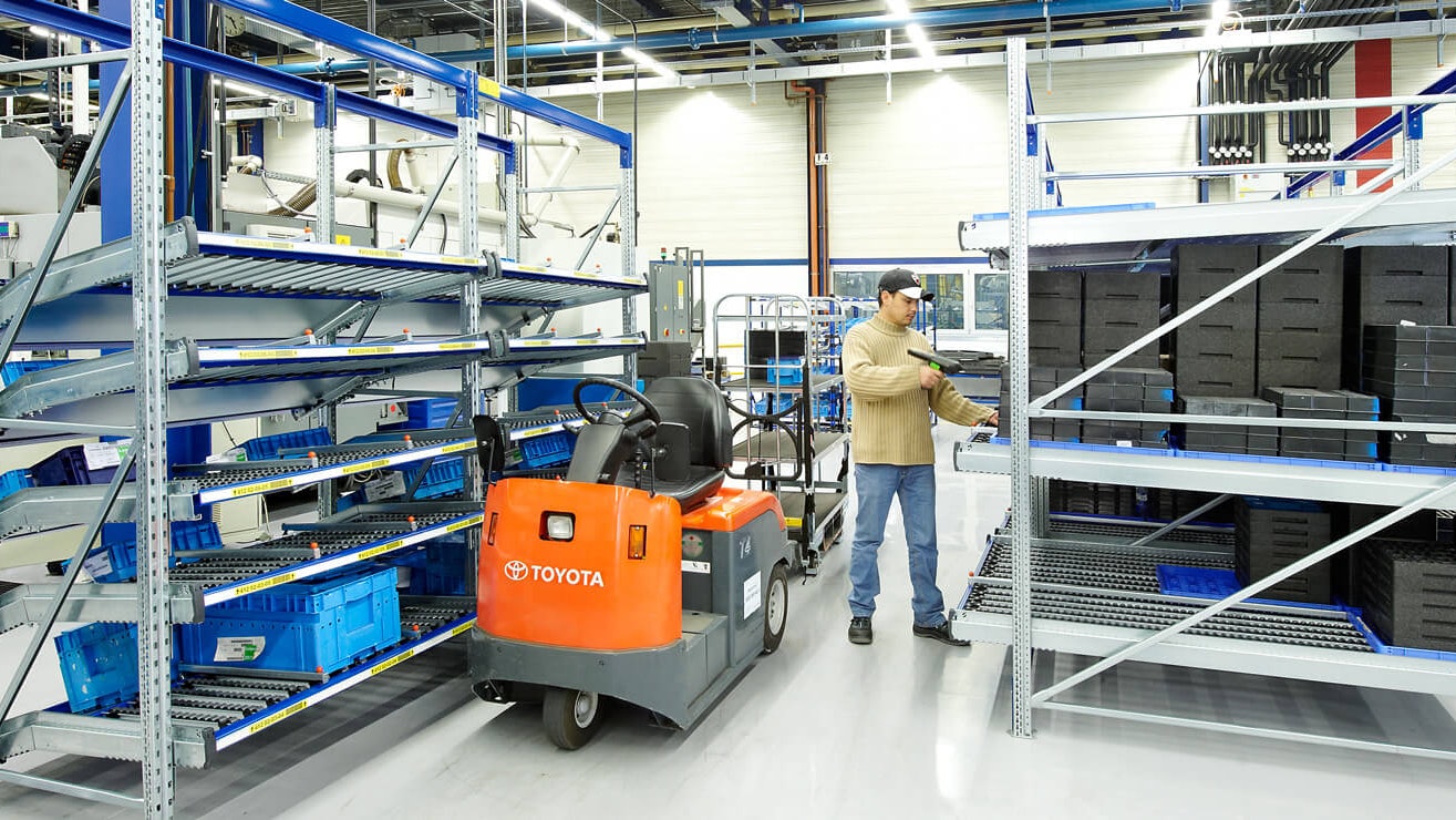 BITOn läpivirtaushylly Ein Mann Scannt Ware in einem Durchlaufregal