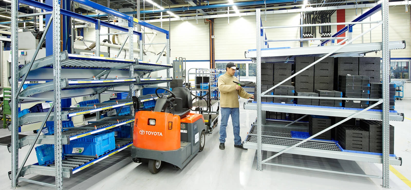 Ein Mann Scannt Ware in einem Durchlaufregal