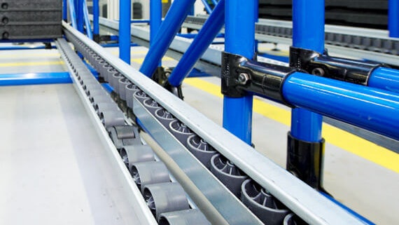 Rollen und Bremse in einer Rollenbahn