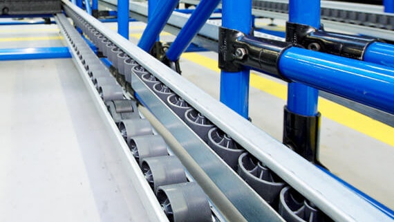 Rollen und Bremse in einer Rollenbahn