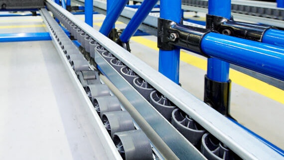 Rollen und Bremse in einer Rollenbahn