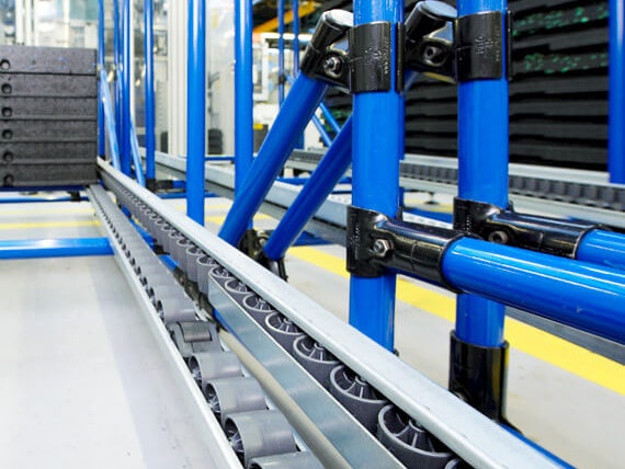 Rollen und Bremse in einer Rollenbahn