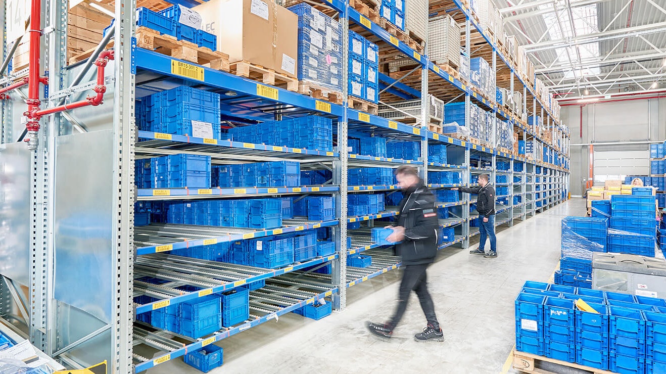 Zwei Männer an einem Durchlaufregal