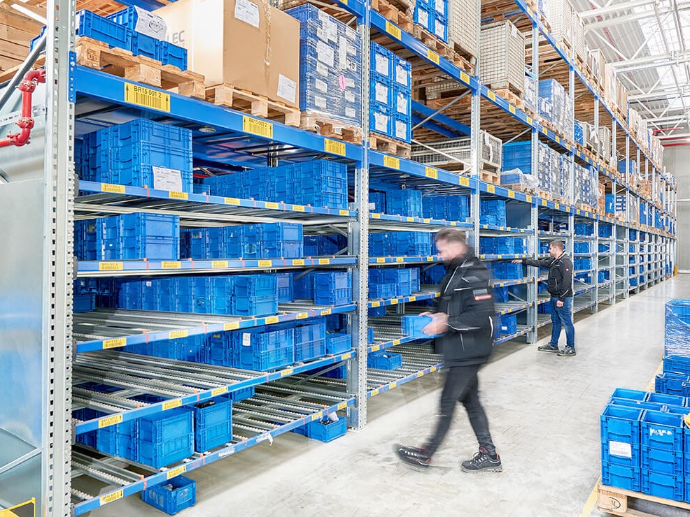 Zwei Männer an einem Durchlaufregal