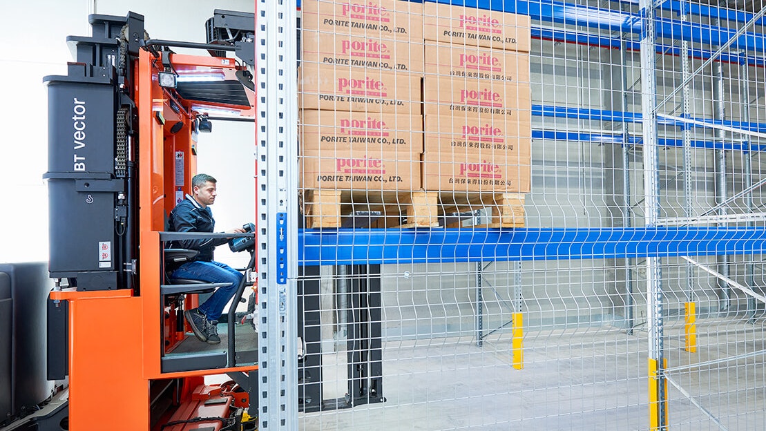 Zwei Männer an einem Durchlaufregal