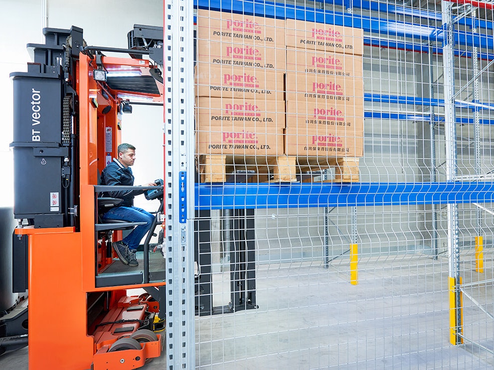 Zwei Männer an einem Durchlaufregal