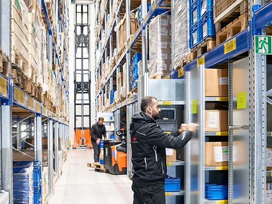 Zwei Männer an einem Palettenregal