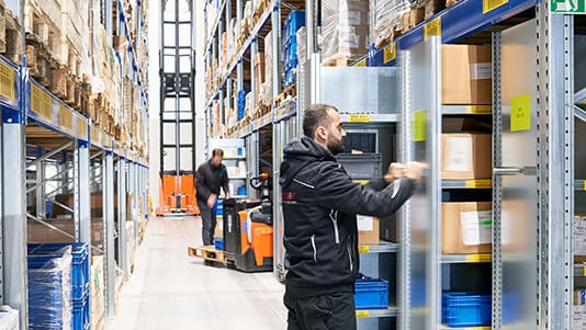 Zwei Männer an einem Palettenregal