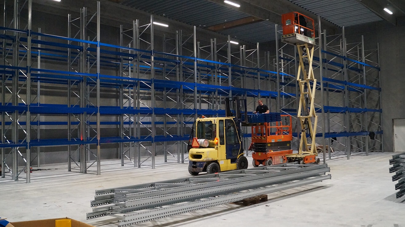 Zwei Monteure beim Aufbau von Palettenregalen