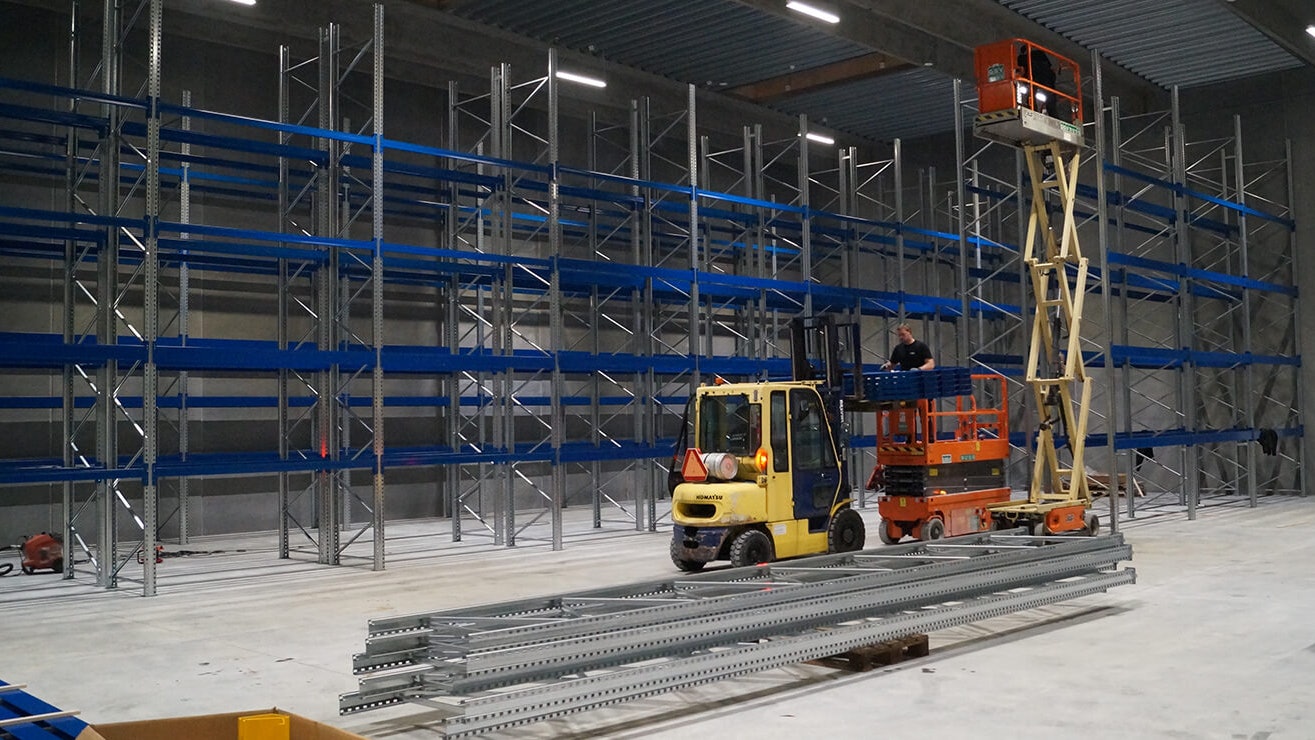 Zwei Monteure beim Aufbau von Palettenregalen