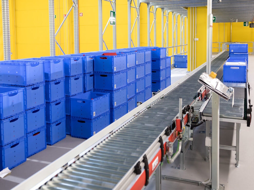 BITO Eurostapelbehälter hinter einem Rollenband