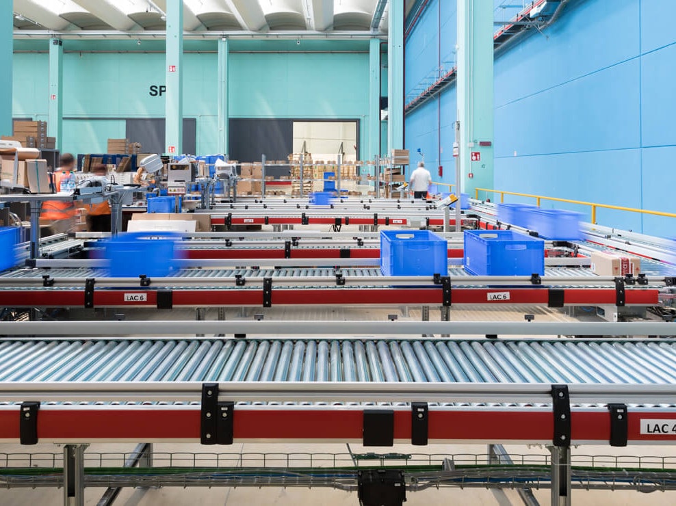 BITO Eurostapelbehälter auf einem Rollenband