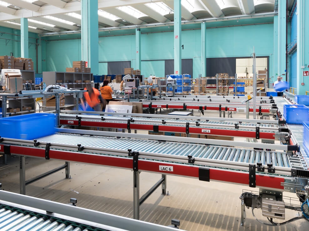 BITO Eurostapelbehälter auf einem Rollenband