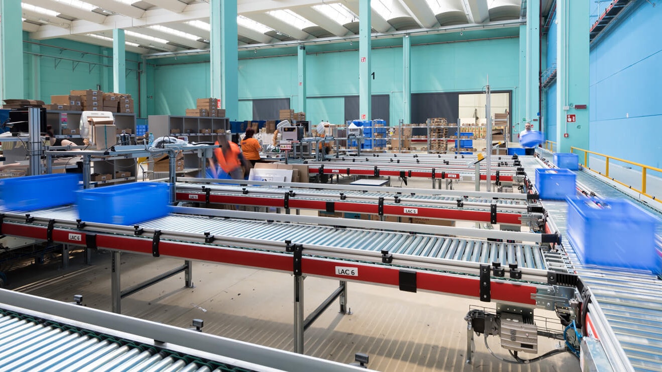 BITO Eurostapelbehälter auf einem Rollenband