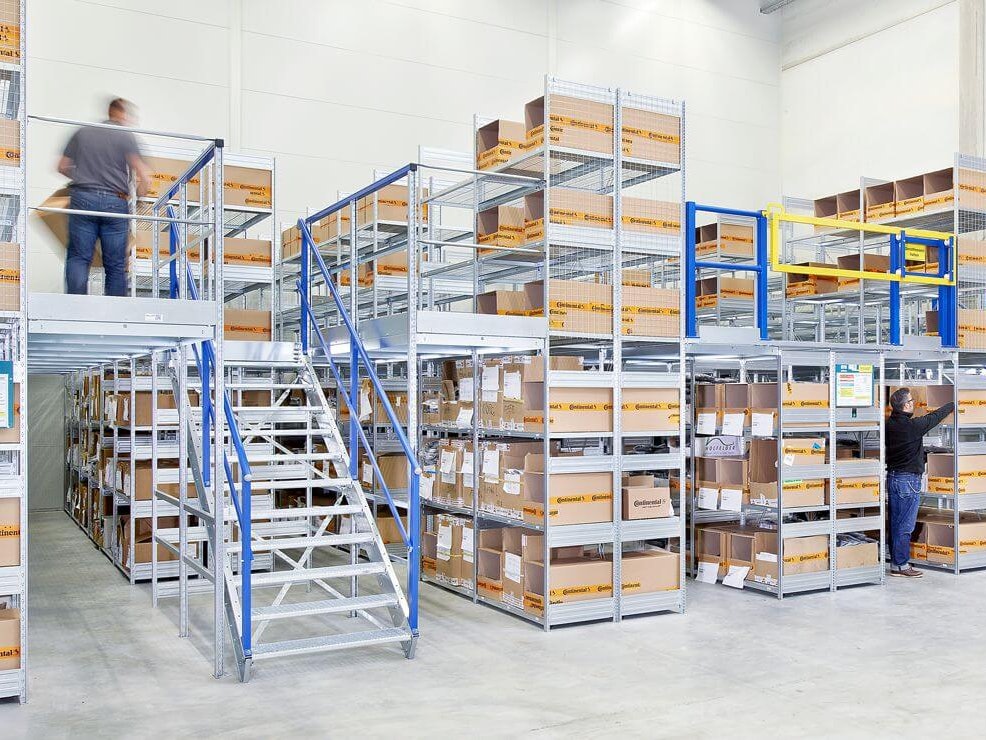 Zwei Männer in einem Mehrgeschossregal, Fachbodenregal