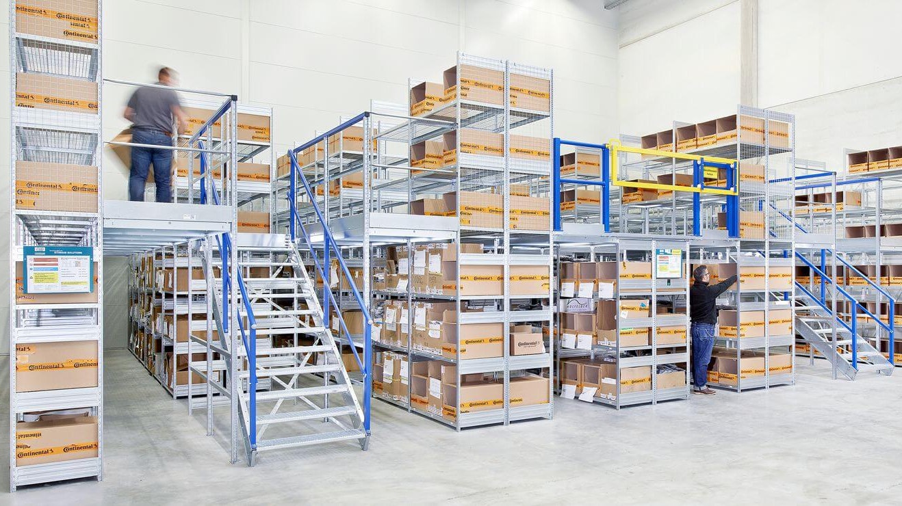 Zwei Männer in einem Mehrgeschossregal, Fachbodenregal