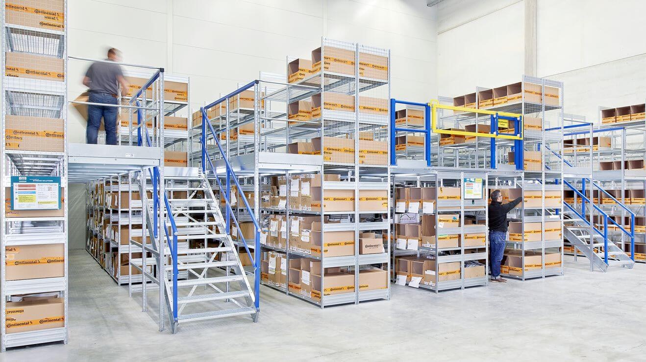 Zwei Männer in einem Mehrgeschossregal, Fachbodenregal