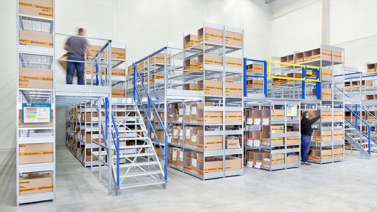 Zwei Männer in einem Mehrgeschossregal, Fachbodenregal