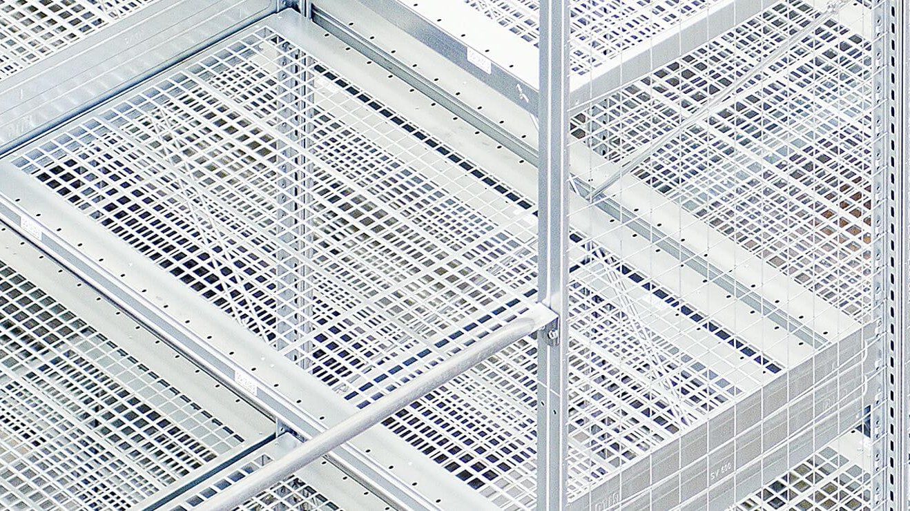 Mehrgeschossregale, Fachbodenregale, Fußbodengitter