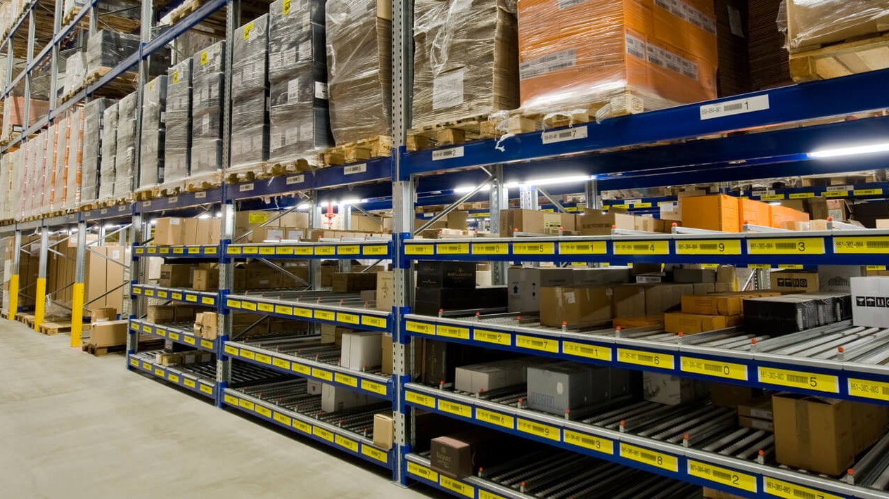 Durchlaufregal, darüber ein Palettenregal