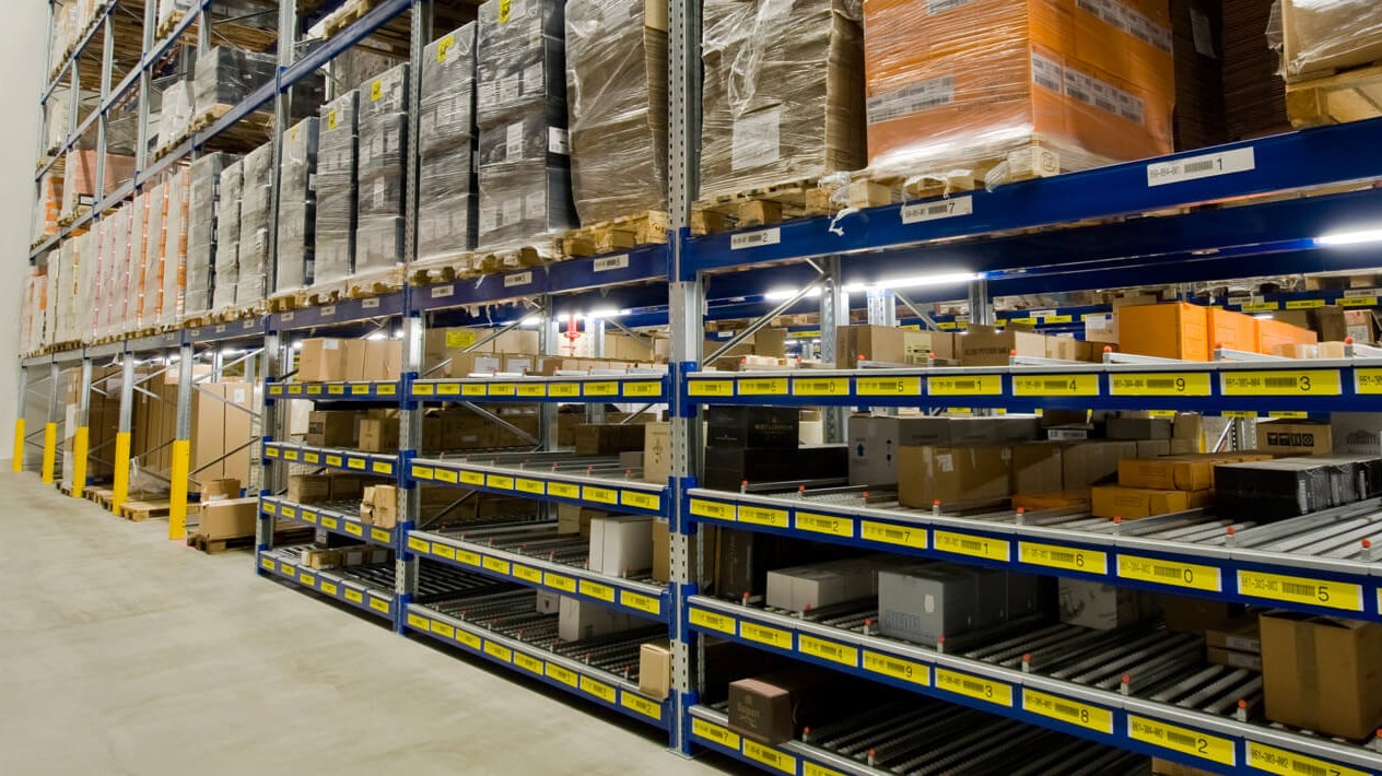 Durchlaufregal, darüber ein Palettenregal